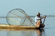Tradi�n� lov ryb, jezero Inle. Myanmar (Barma).