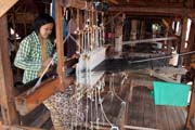 Ru�n� tkan� a tradi�n� v�toba l�tek, jezero Inle. Myanmar (Barma).
