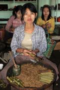 Ru�n� v�roba tradi�n�ch Barmsk�ch cigaret, kter� se naz�vaj� cheroot, jezero Inle. Myanmar (Barma).