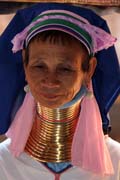 Rodina z kmene Padaung (n�kdy t� naz�v�n� Long-neck People), jezero Inle. Myanmar (Barma).