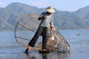 Tradi�n� lov ryb, jezero Inle. Myanmar (Barma).