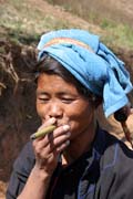 �ena z horsk�ho kmenu Pa-O kou�� cheroot - tradi�n� Barmskou cigaretu. Vesnice kolem jezera Inle. Myanmar (Barma).
