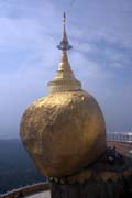 Stupa Kyaiktiyo (Golden rock). Jedn� se o jedno ze t�� nejposv�tn�j��ch m�st m�stn�ch Buddhist�. Myanmar (Barma).