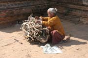 Lid� st�le je�t� �ij� v bl�zkosti chr�m�. Bagan. Myanmar (Barma).