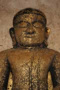 Sochy Buddhy jsou �asto zdobeny pap�rky s tenkou vrstvou zlata. Bagan. Myanmar (Barma).