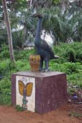 Voodoo symboly pod�l Cesty otrok� (Route des Esclaves) ve m�st� Ouidah. Benin.