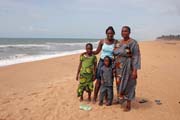 M�stn� rodina na v�let� u mo�e, m�sto Ouidah. Benin.