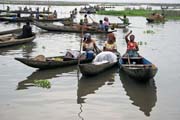 Rann� plovouc� trh ve m�st� Ganvi�. Benin.