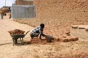 V�roba tradi�n�ch nep�len�ch cihel z kter�ch se zde stav� vet�ina dom�. M�sto Agadez. Niger.