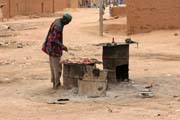 Pouli�n� st�nek s ob�erstven�m, konkr�tn� s pe�en�m masem. M�sto Agadez. Niger.