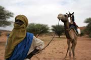 Nom�d se sv�m velbloudem. Ten je zde nejro���en�j��m dopravn�m prost�edkem. Pou�� Sahara. Niger.