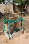 Typick� benz�nov� stanice pod�l hlavn� silnice N'Gaound�r� - Maroua. Kamerun.