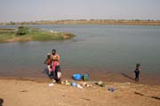 Na b�ehu �eky Logone u vesnice Maga. Kamerun.
