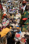 Trh ve vesnici Tourou v poho�� Mandara. Kamerun.