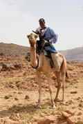 Tuareg ve slavnostn�m od�vu - obj�d� nejbli��� vesnice a hled� si nev�stu. Oblast poho�� Air. Niger.