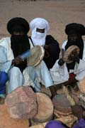 Tradi�n� hudebn� doprovod na tuare�sk� svatb�. Oblasti poho�� Air. Niger.