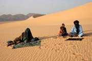 Rodina tuare�sk�ch nom�d� ��c�ch v b�zkosti p�se�n�ch dun Arrakau. Pou�� Sahara. Niger.