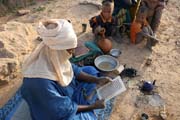P�ed��t�n� kor�nu. R�no v kempu nom�dsk�ch Tuareg�. Pou�� Sahara. Niger.