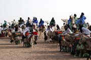 Tuaregov� �ekaj� na p��jezd na slavnost Cure Sal�e (L��ba sol�). M�ste�ko In-Gall. Niger.