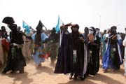 Tuaregov� tan�� na slavnosti Cure Sal�e (L��ba sol�). M�ste�ko In-Gall. Niger.