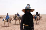 Rodina ko�ovn�ch tuareg� se p�esouv� na nov� pastvina. Pou�� Sahara. Niger.