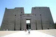 Horus�v chr�m v Edfu. Egypt.
