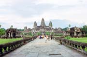 Hlavn� vstup do chr�mu Angkor Wat. Oblast chr�m� Angkor Wat. Kambod�a.