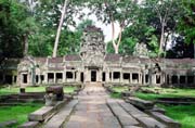 Vstup do chr�mu Ta Prohm. Oblast chr�m� Angkor Wat. Kambod�a.