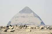 Sklon�n� pyramida v Dashuru. Egypt.