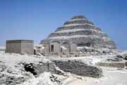 Zoserova stup�ovit� pyramida v Sakka�e. Egypt.