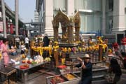 Chr�m Erawan (San Phra Phrom), Bangkok. Thajsko.