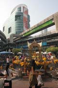Chr�m Erawan (San Phra Phrom) je uprost�ed modern�ho centra, Bangkok. Thajsko.