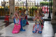 Chr�m Erawan (San Phra Phrom), tane�n� p�edstaven� v�m zajist� �t�st�, spokojenost, �sp�ch �i l�sku, Bangkok. Thajsko.