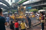 Chr�m Erawan (San Phra Phrom) je uprost�ed modern�ho centra, Bangkok. Thajsko.