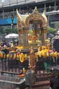 Chr�m Erawan (San Phra Phrom) je uprost�ed modern�ho centra, Bangkok. Thajsko.