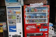Automat� na luc�ch najdete v Japonsku hodn�, a� se jedn� o pit�, cigarety �i nanuky a zmrzlinu. Kj�to. Japonsko.