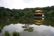 Chr�m Kinkaku-ji (naz�van� t� Chr�m Zlat�ho pavilovu) pat�� mezi zen buddhistick� chr�my, Kj�to. Japonsko.