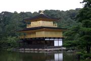 Chr�m Kinkaku-ji (naz�van� t� Chr�m Zlat�ho pavilovu) pat�� mezi zen buddhistick� chr�my, Kj�to. Japonsko.