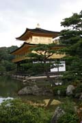 Chr�m Kinkaku-ji (naz�van� t� Chr�m Zlat�ho pavilovu) pat�� mezi zen buddhistick� chr�my, Kj�to. Japonsko.
