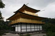 Chr�m Kinkaku-ji (naz�van� t� Chr�m Zlat�ho pavilovu) pat�� mezi zen buddhistick� chr�my, Kj�to. Japonsko.