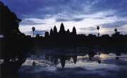 Z�pad slunce nad chr�mem Angkor Wat. Kambod�a.