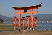 Torii (br�na) na ostrov� Miyajima slou�� jako pomysln� br�na svatyn� Itsukushima ze strany od mo�e. Japonsko.
