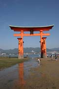 Torii (br�na) na ostrov� Miyajima slou�� jako pomysln� br�na svatyn� Itsukushima ze strany od mo�e. Japonsko.