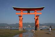 Torii (br�na) na ostrov� Miyajima slou�� jako pomysln� br�na svatyn� Itsukushima ze strany od mo�e. N�kdy je t� naz�v�na plovouc� torii. Japonsko.