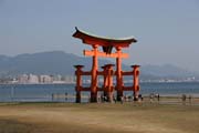 Torii (br�na) na ostrov� Miyajima slou�� jako pomysln� br�na svatyn� Itsukushima ze strany od mo�e. N�kdy je t� naz�v�na plovouc� torii. Japonsko.
