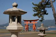 Torii (br�na) na ostrov� Miyajima slou�� jako pomysln� br�na svatyn� Itsukushima ze strany od mo�e. N�kdy je t� naz�v�na plovouc� torii. Japonsko.