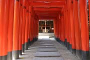�ada torii ve svatyni Kushida v� m�st� Fukuoka. Japonsko.