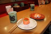 ��dn� n�v�t�va Japonska se neobejde bez n�v�t�vy sushi restaurace. Zde je konkr�tn� sushi z m�sta Fukuoka. Japonsko.