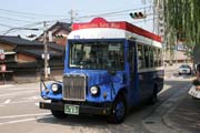 Turistick� autobus v m�ste�ku Kanazawa. Japonsko.