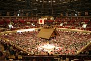 Uvnit� haly, kde se kon� turnaj sumo. Hala se naz�v� Ryogoku Kokugikan. Tokio. Japonsko.